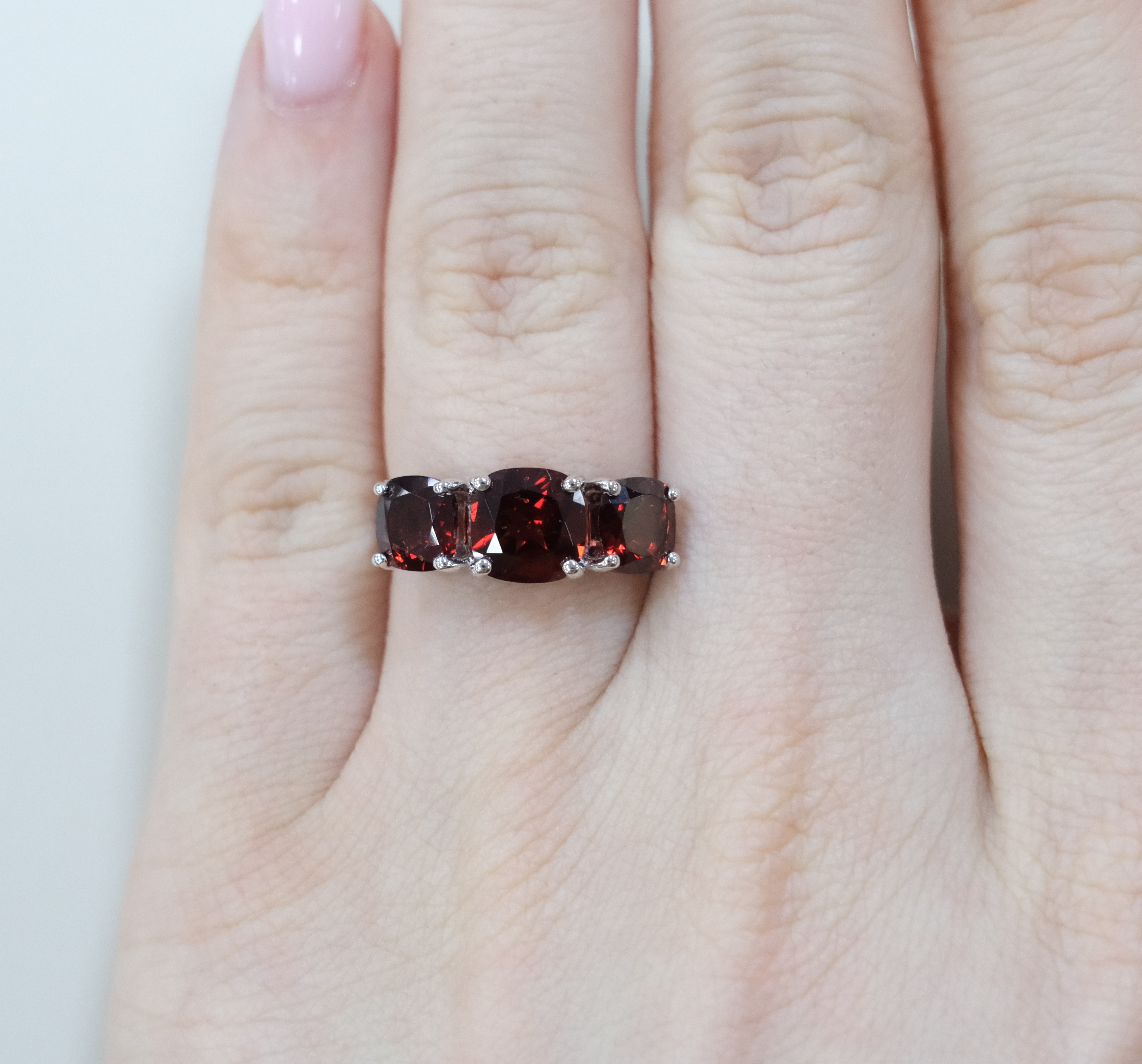 Серебряное кольцо с гранатами